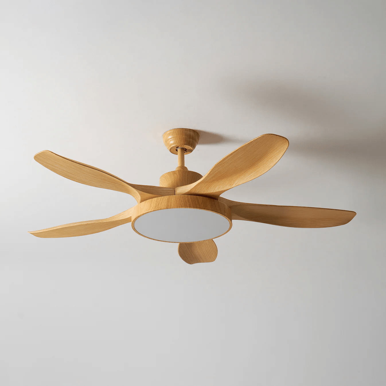 Détail du cadre métallique et de l'abat-jour en acrylique du plafonnier ventilateur StillWind