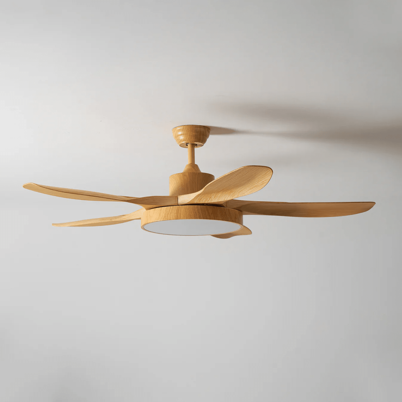 Plafonnier ventilateur StillWind mettant en évidence sa fonction de contrôle à 6 vitesses
