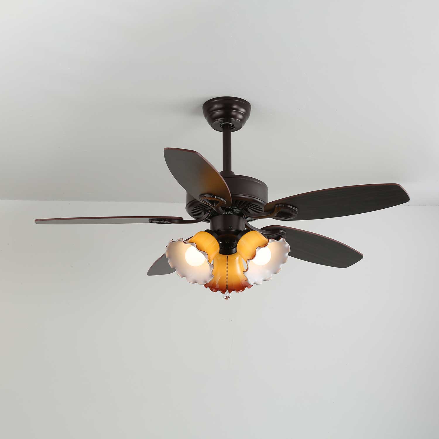 Plafonnier Ventilateur Calviera en Bois et Verre Vintage, démonstration de la vitesse du ventilateur