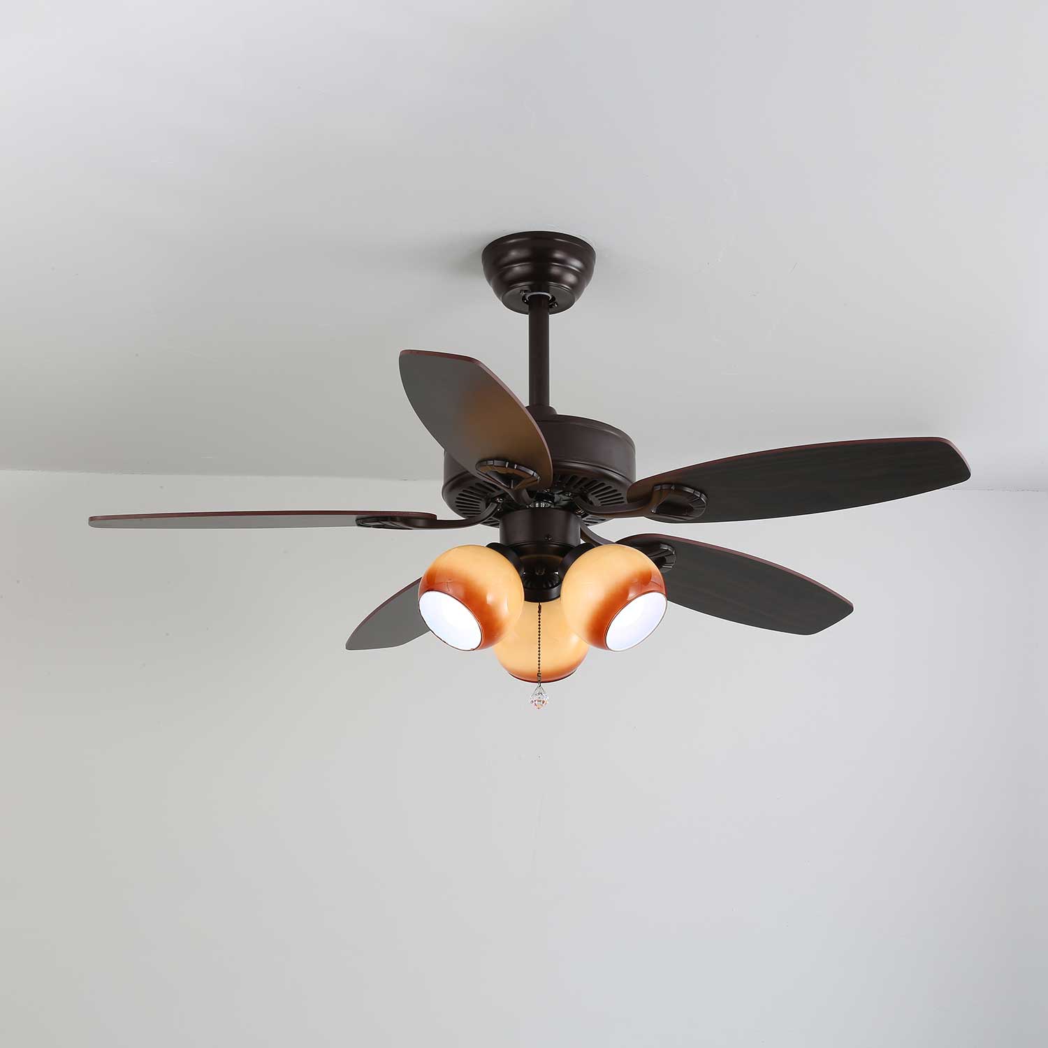 Plafonnier Ventilateur Calviera en Bois et Verre Vintage, présentant les matériaux