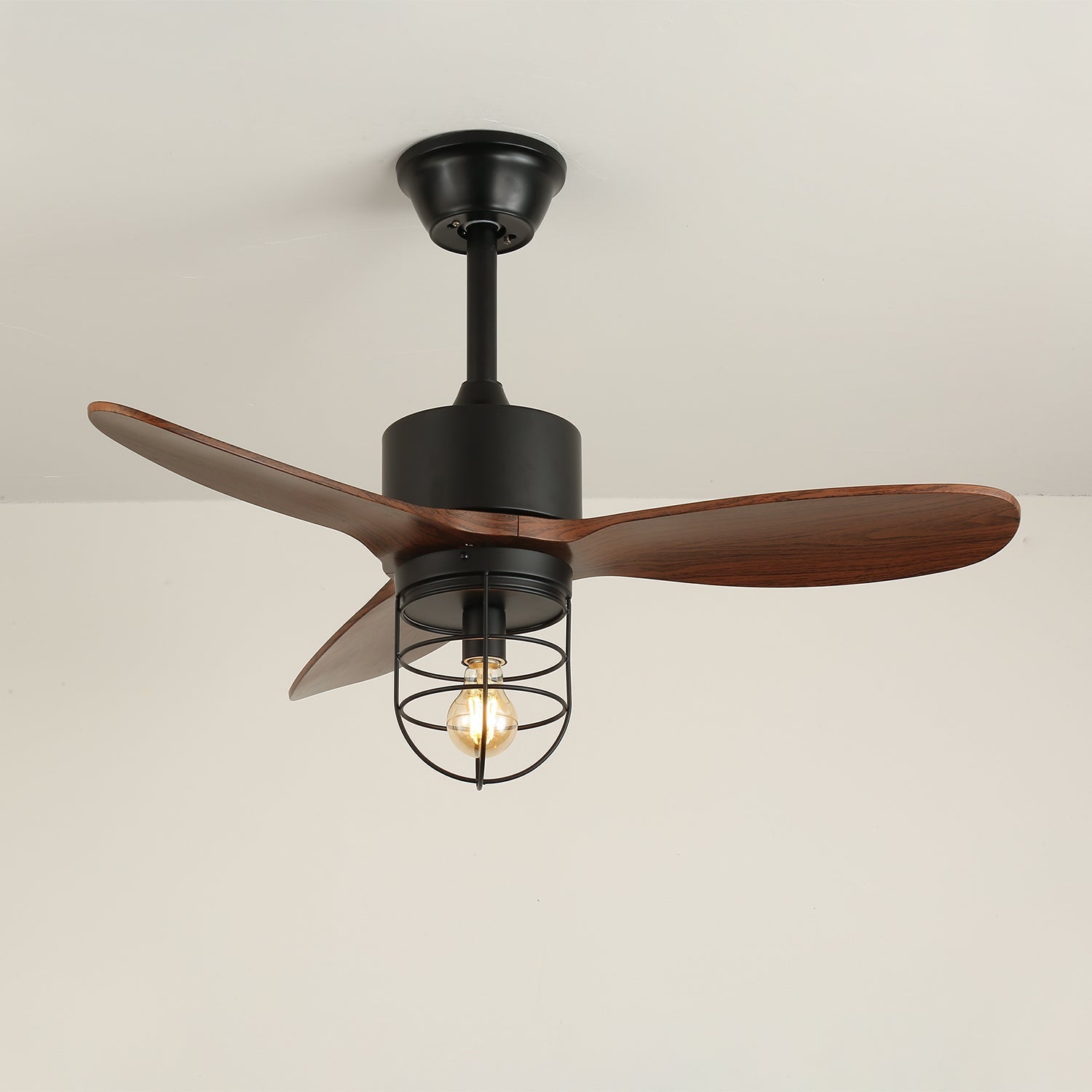 Photo détaillée de l'abat-jour en verre du ventilateur de plafond industriel en bois Brisora