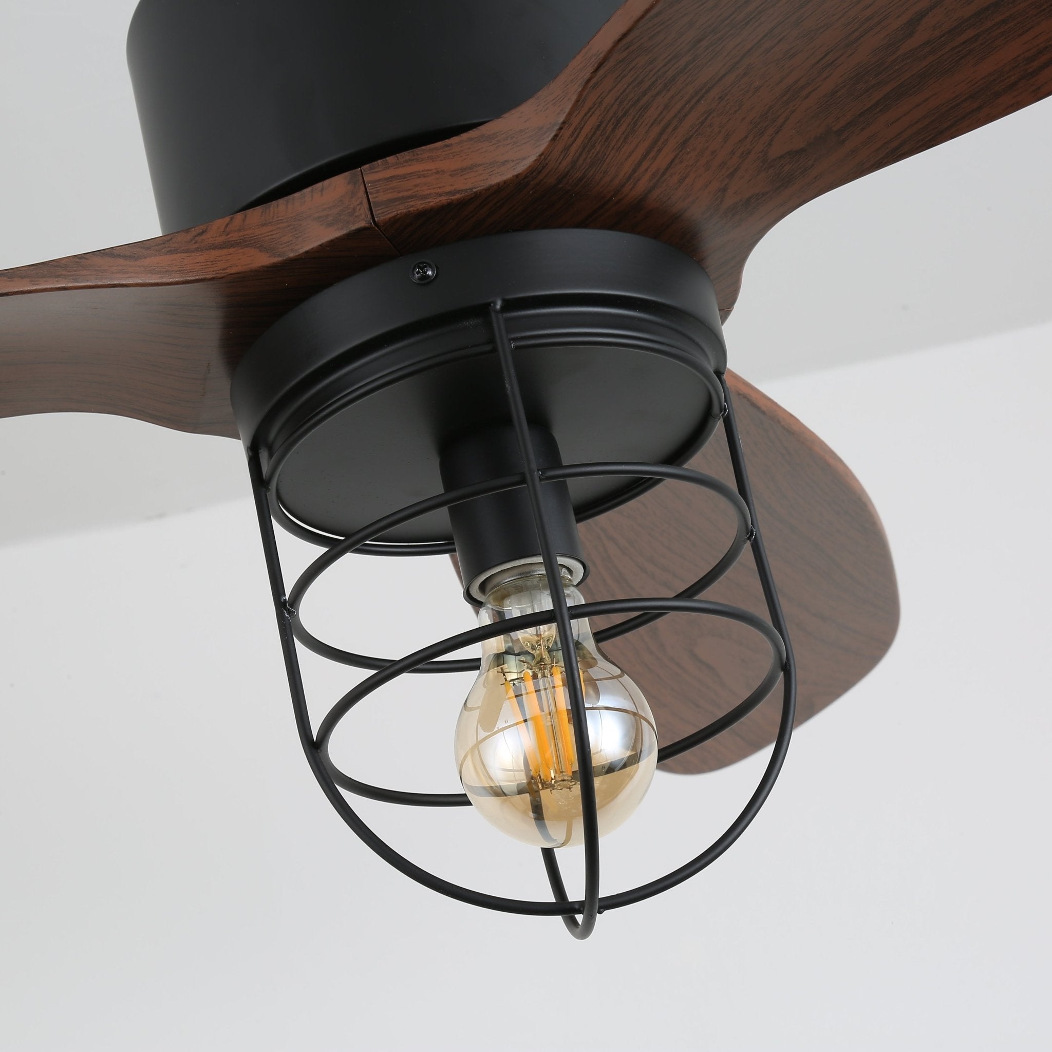 Ventilateur de plafond industriel en bois Brisora mettant en valeur son moteur en cuivre pur
