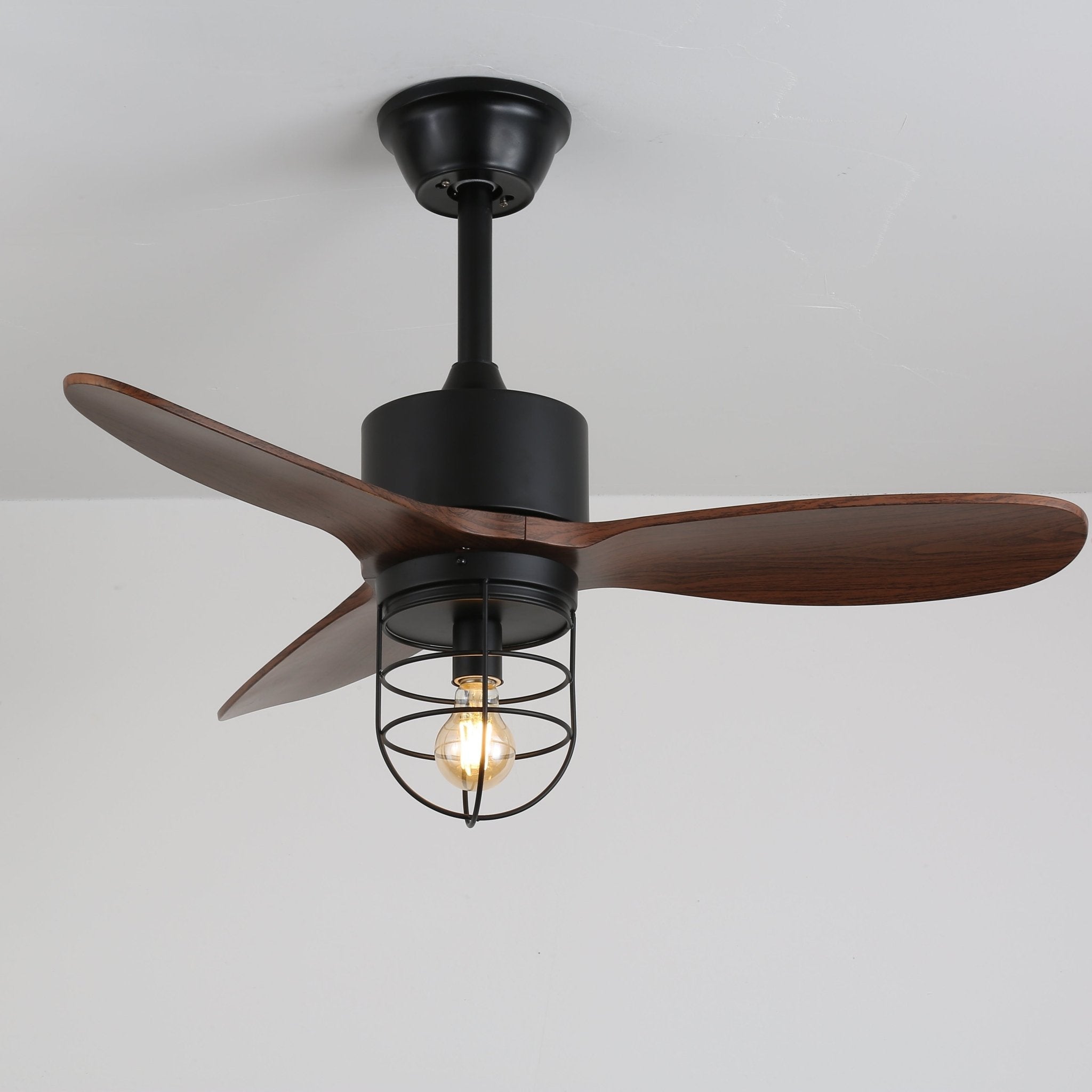 Ventilateur de plafond industriel en bois Brisora vu d'une perspective inférieure