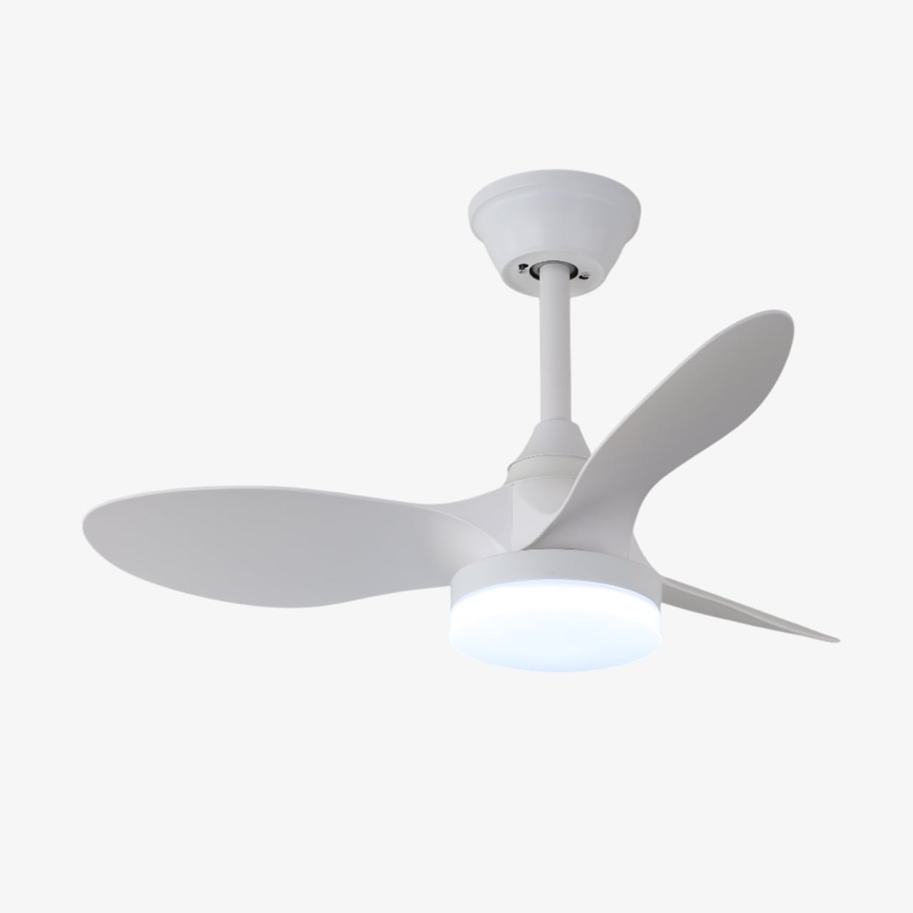 Plafonnier ventilateur Aelric installé dans un salon moderne