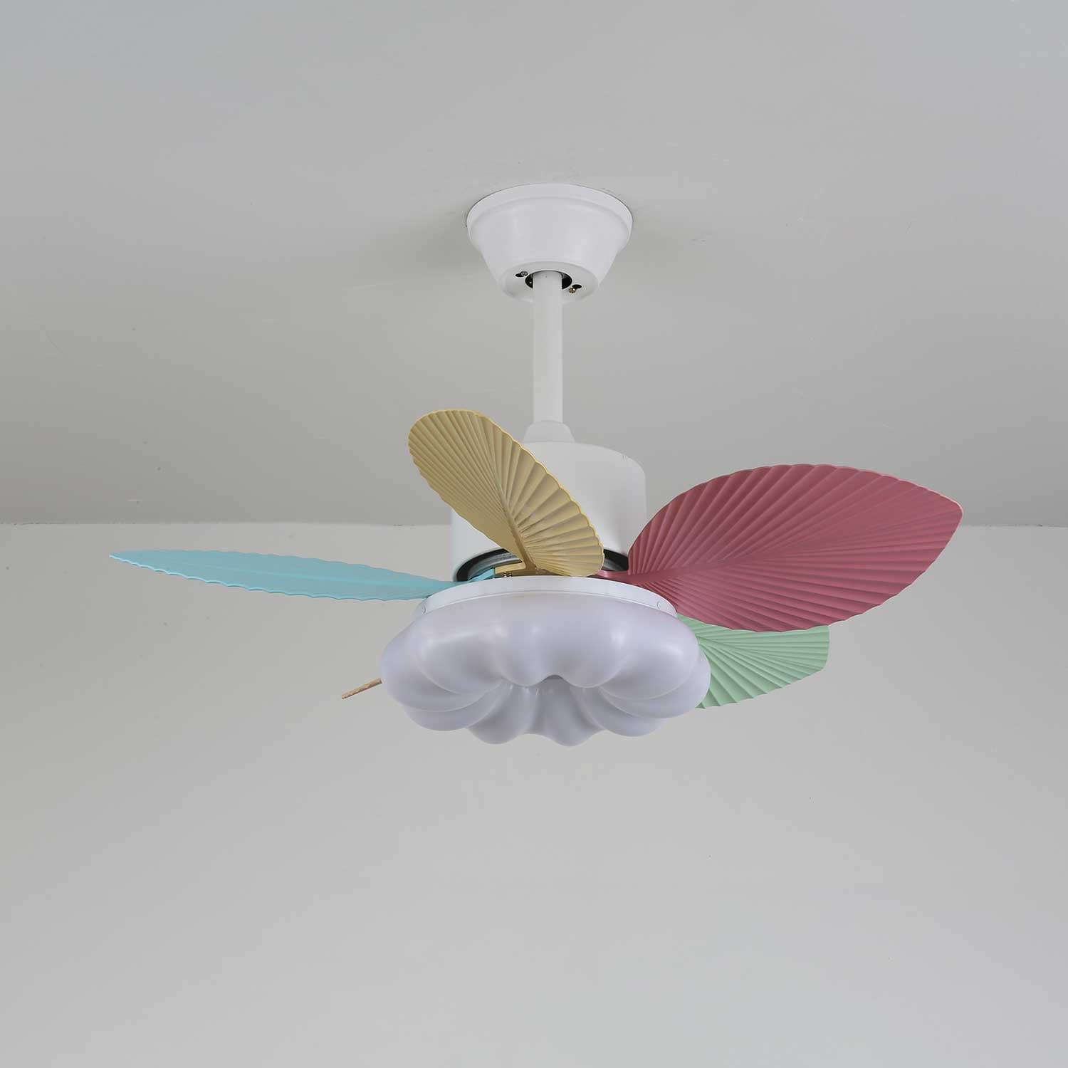 Vue détaillée du plafonnier ventilateur Liora en verre multicolore