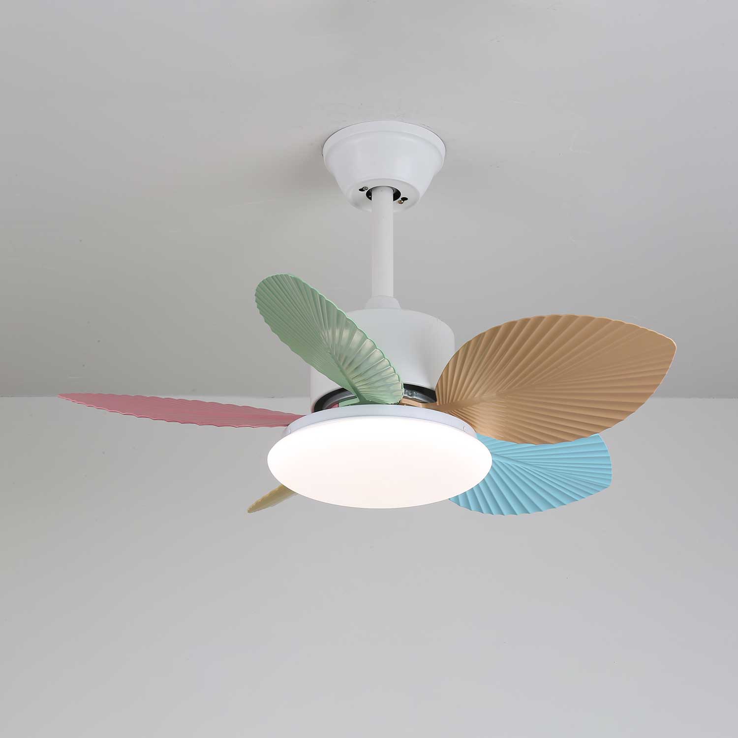 Vue détaillée du plafonnier ventilateur Liora en verre multicolore