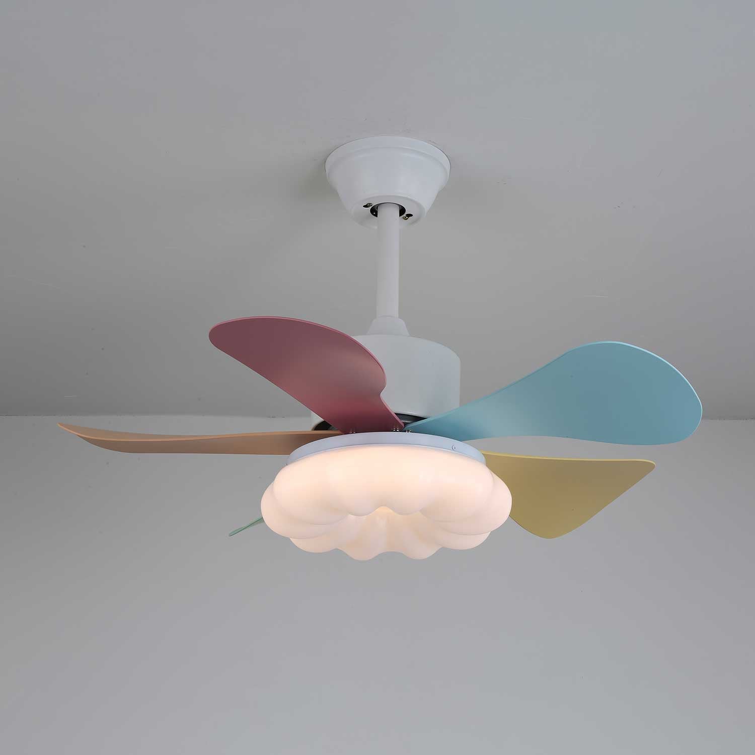 Vue détaillée du plafonnier ventilateur Liora en verre multicolore