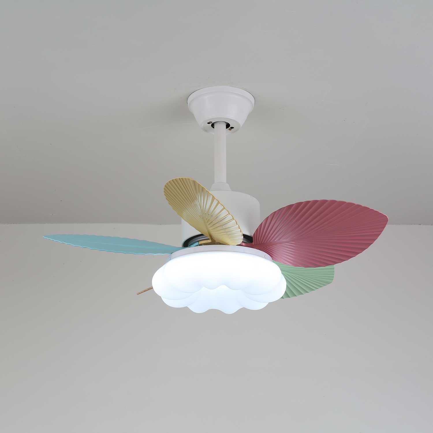 Vue détaillée du plafonnier ventilateur Liora en verre multicolore