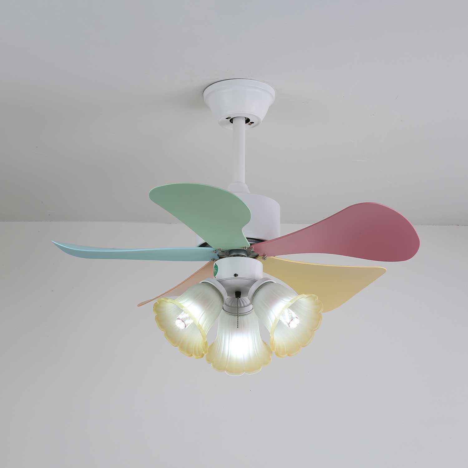 Vue détaillée du plafonnier ventilateur Liora en verre multicolore