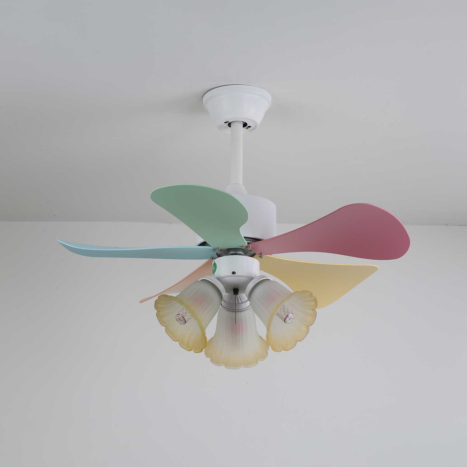 Vue détaillée du plafonnier ventilateur Liora en verre multicolore