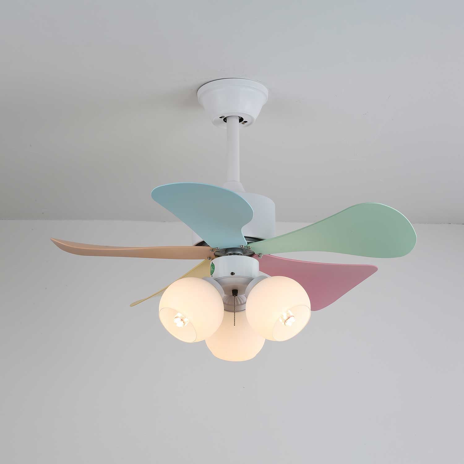 Vue détaillée du plafonnier ventilateur Liora en verre multicolore