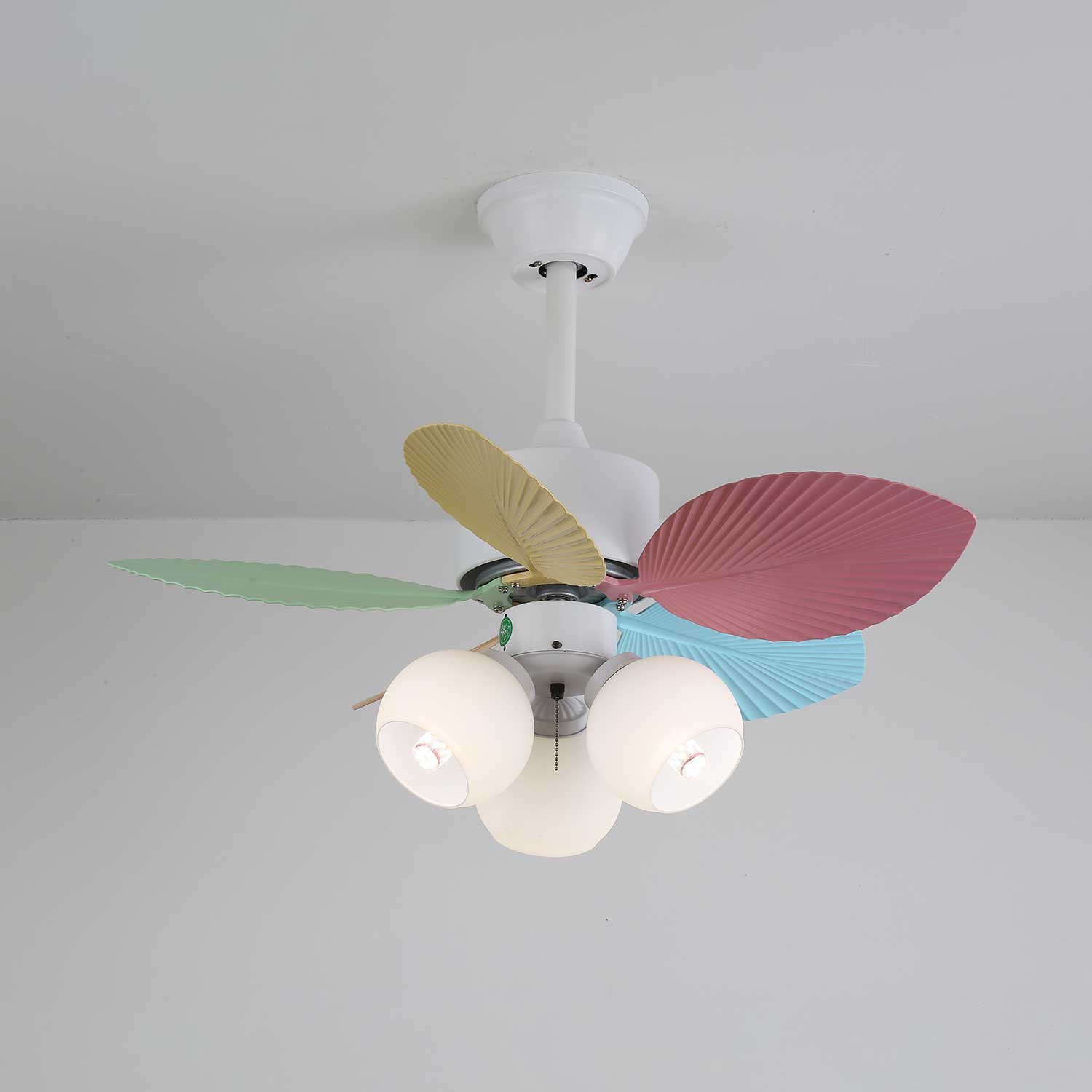 Vue détaillée du plafonnier ventilateur Liora en verre multicolore