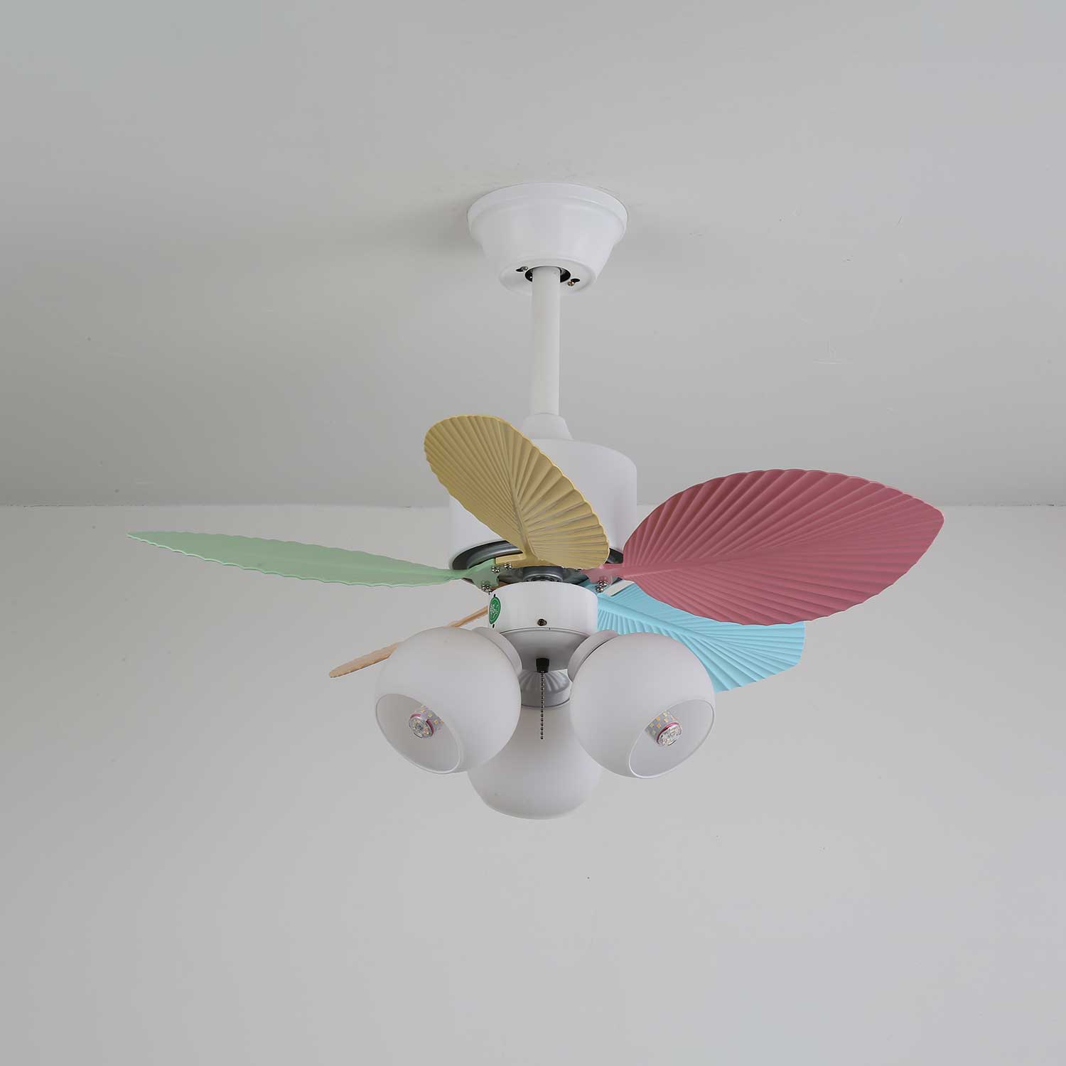 Vue détaillée du plafonnier ventilateur Liora en verre multicolore