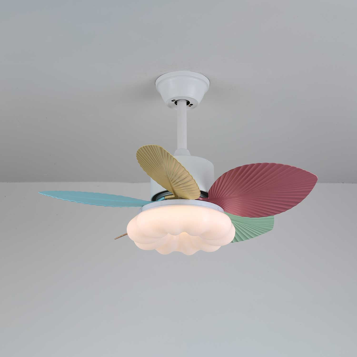Vue détaillée du plafonnier ventilateur Liora en verre multicolore