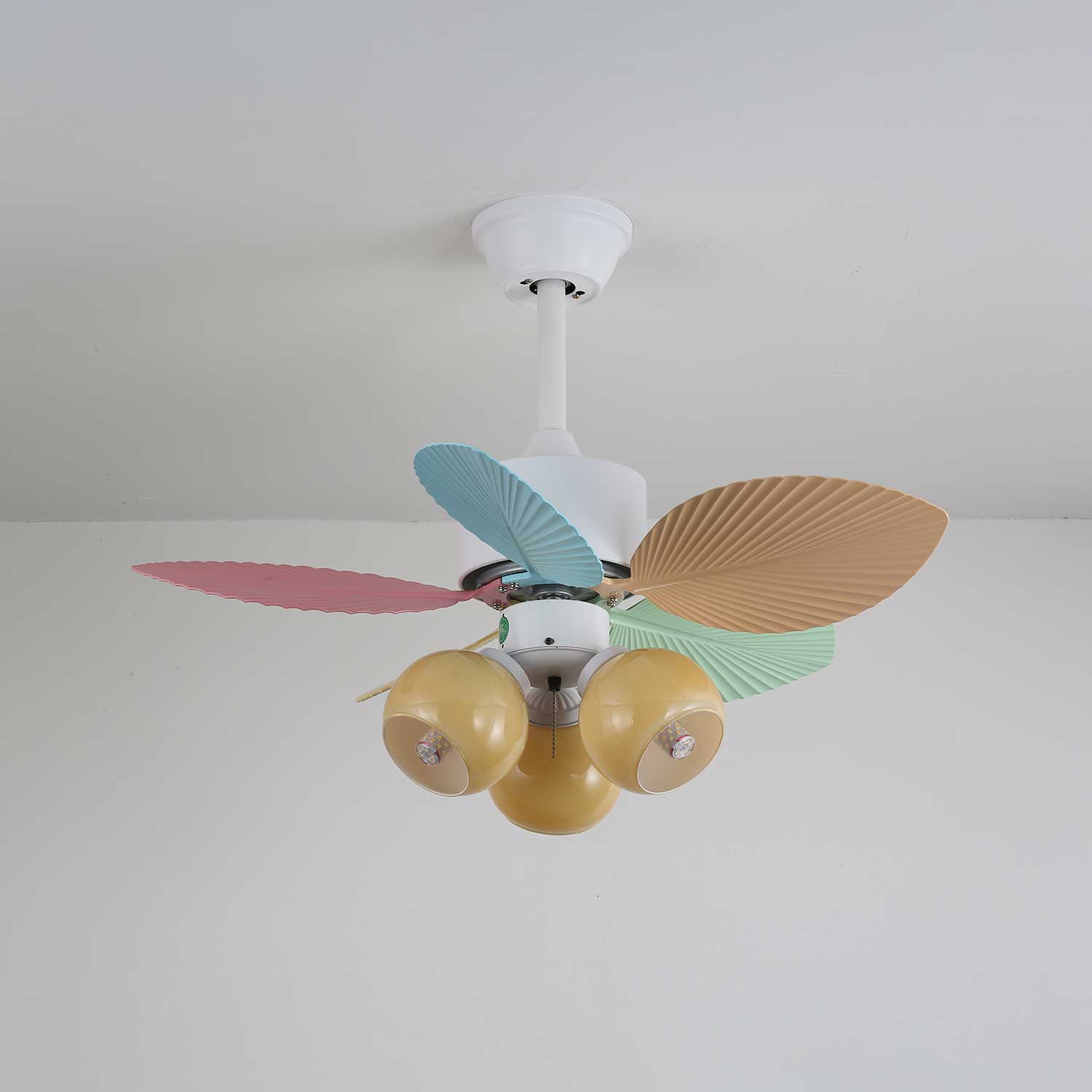 Vue détaillée du plafonnier ventilateur Liora en verre multicolore