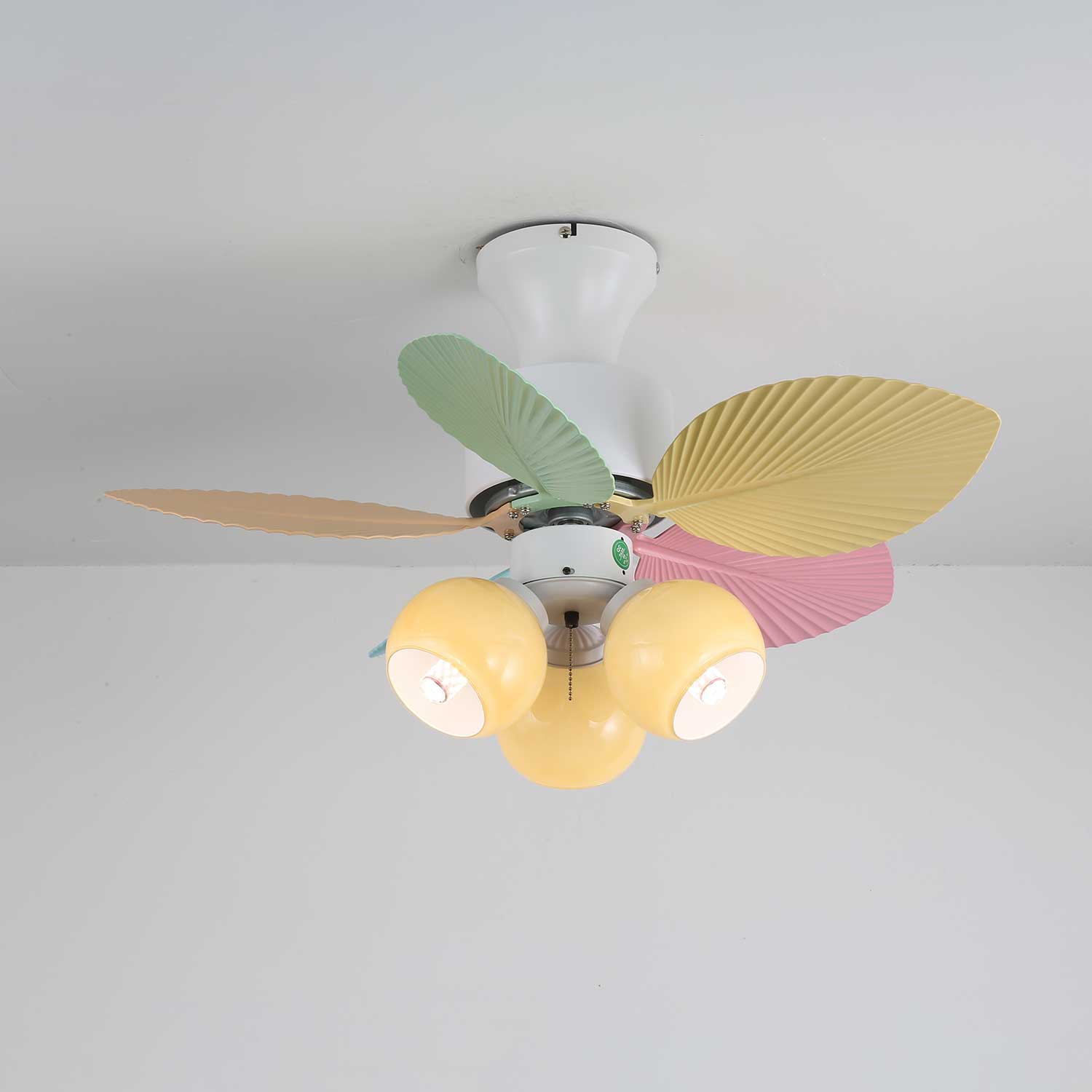 Vue détaillée du plafonnier ventilateur Liora en verre multicolore