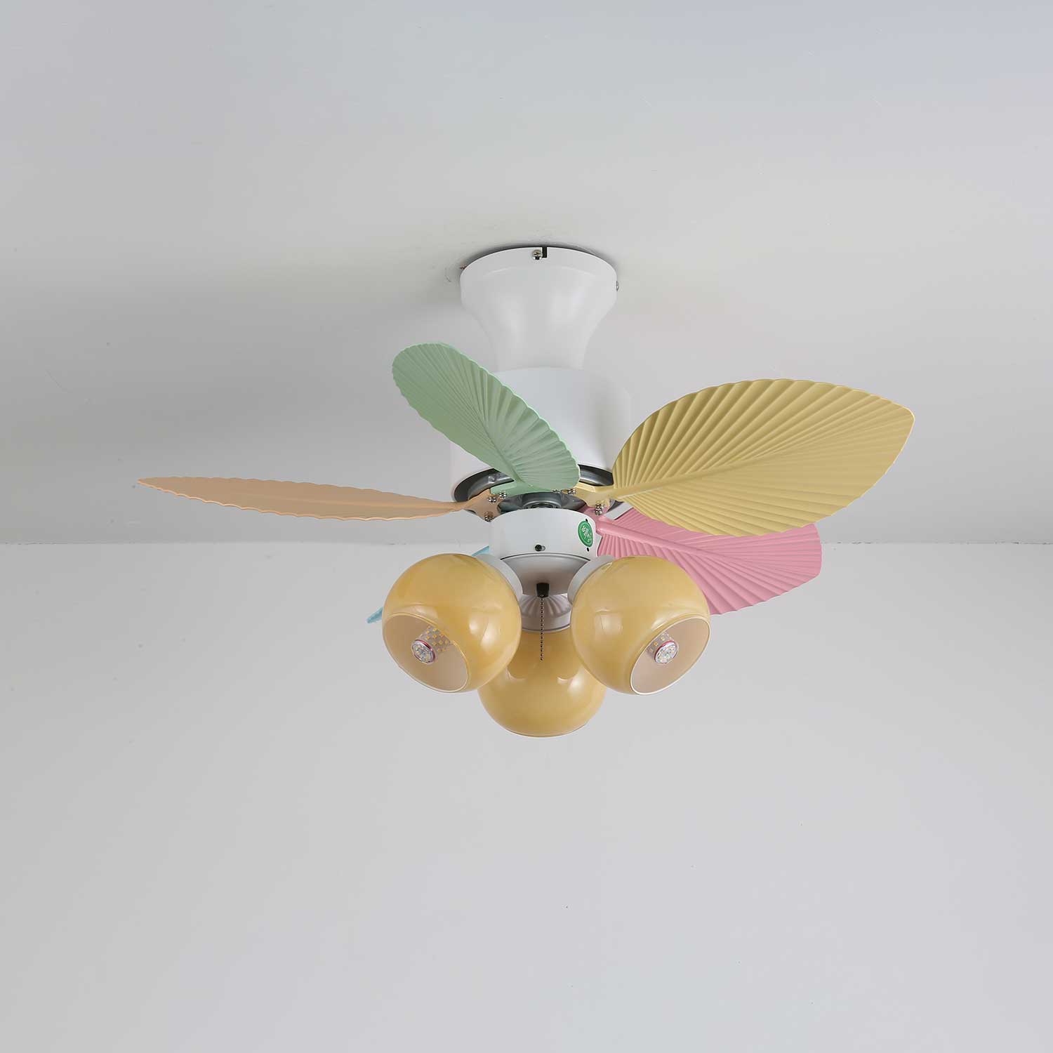 Vue détaillée du plafonnier ventilateur Liora en verre multicolore