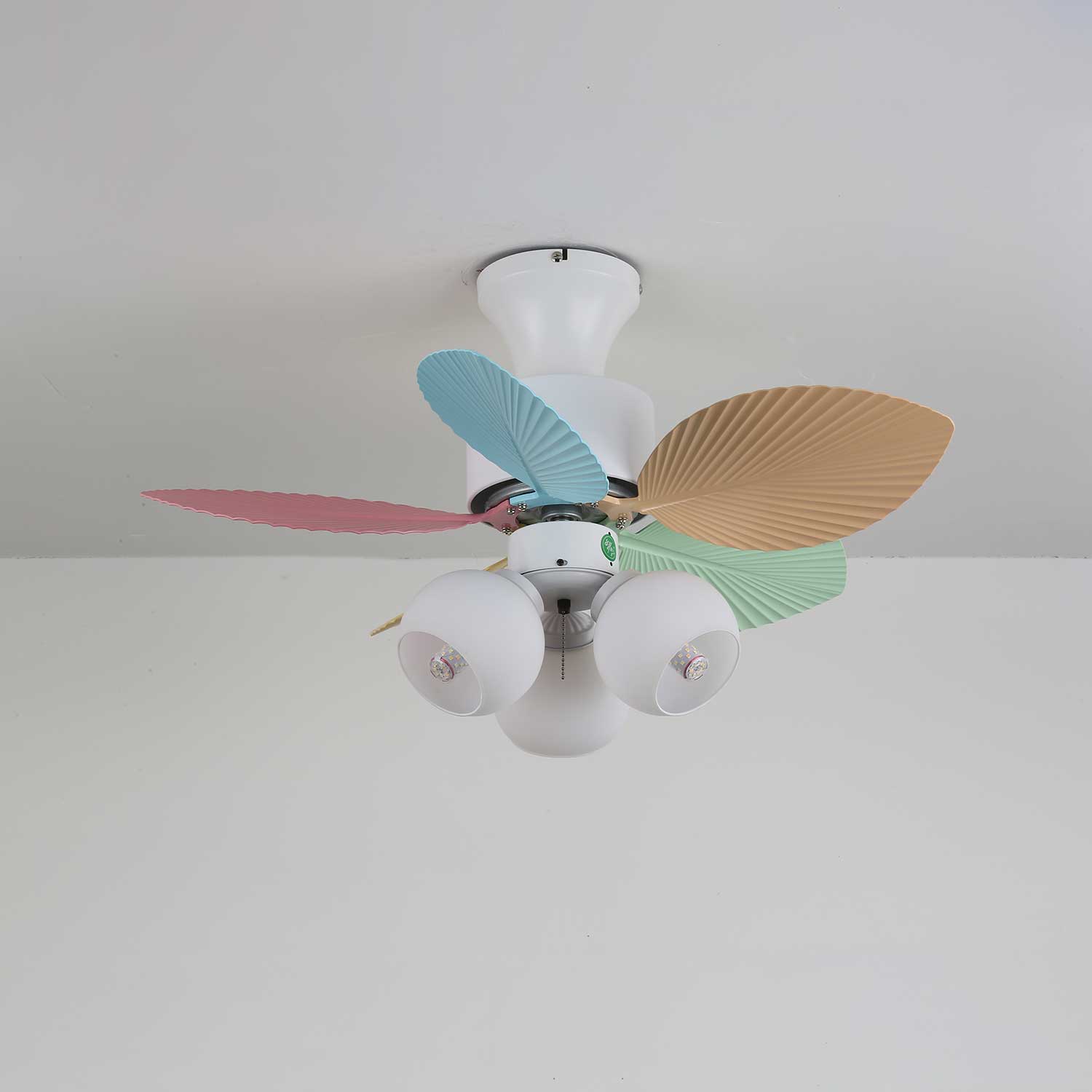 Vue détaillée du plafonnier ventilateur Liora en verre multicolore