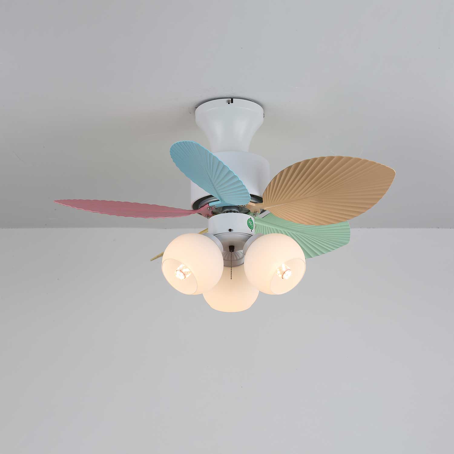 Vue détaillée du plafonnier ventilateur Liora en verre multicolore