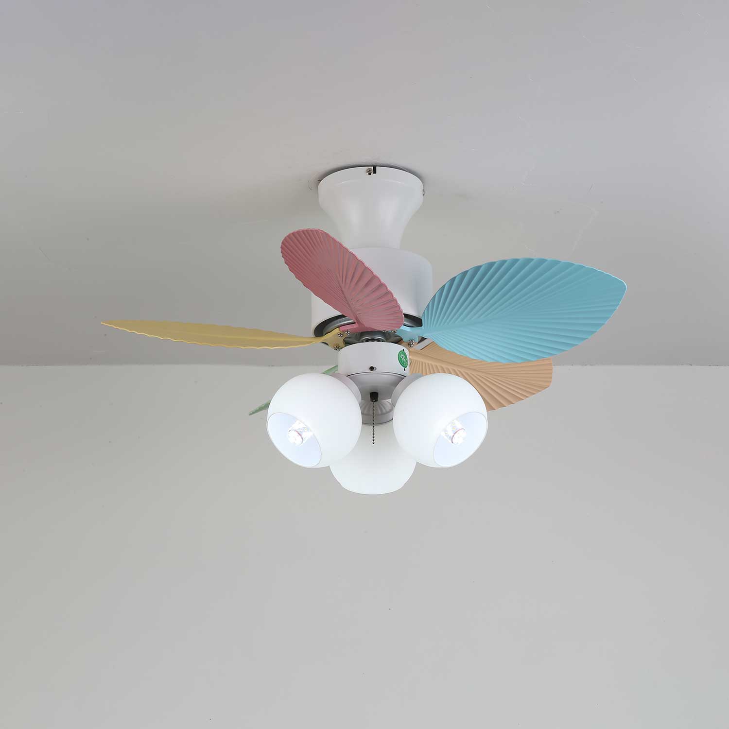 Vue détaillée du plafonnier ventilateur Liora en verre multicolore