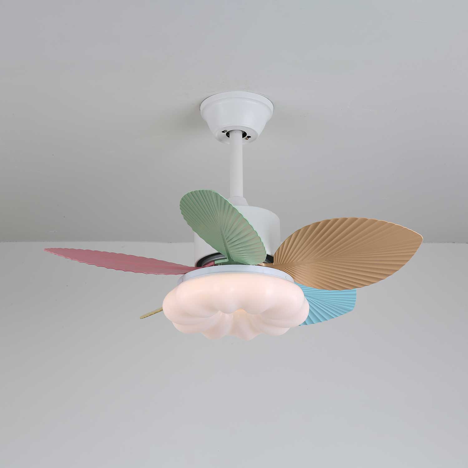 Vue détaillée du plafonnier ventilateur Liora en verre multicolore