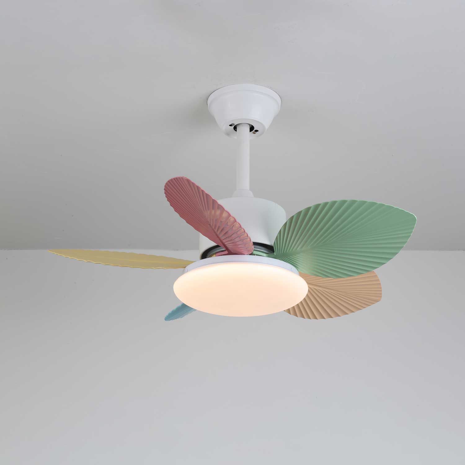 Vue détaillée du plafonnier ventilateur Liora en verre multicolore