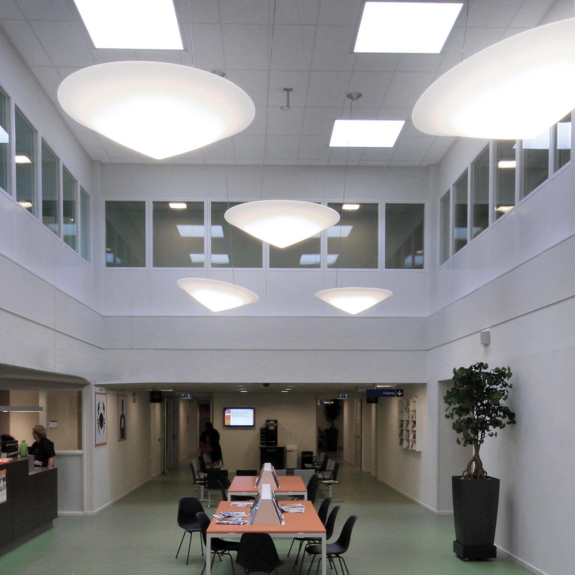 Solara Lampe Suspendue Polyéthylène Chapeau Incliné Minimaliste - Neutralighting