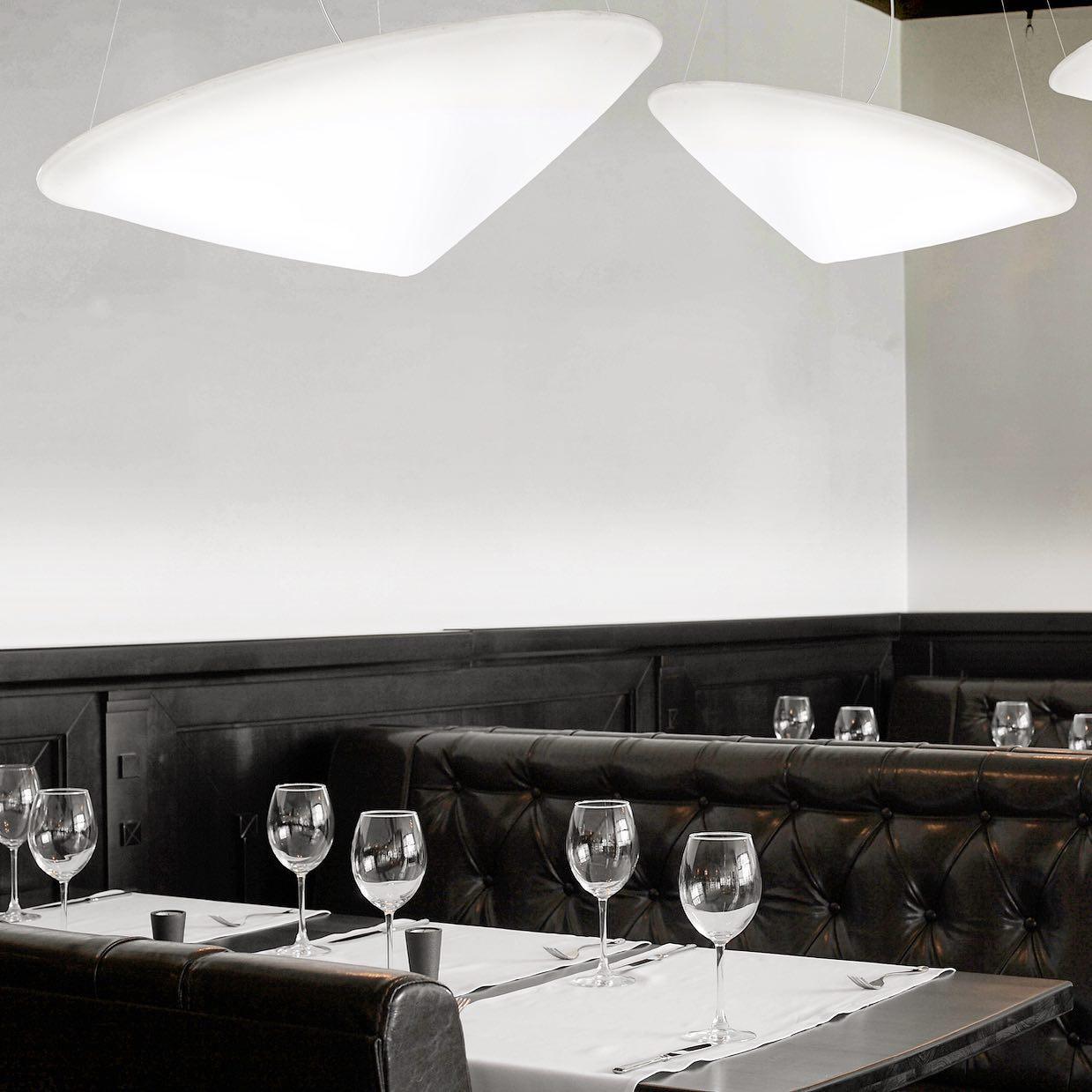Solara Lampe Suspendue Polyéthylène Chapeau Incliné Minimaliste - Neutralighting