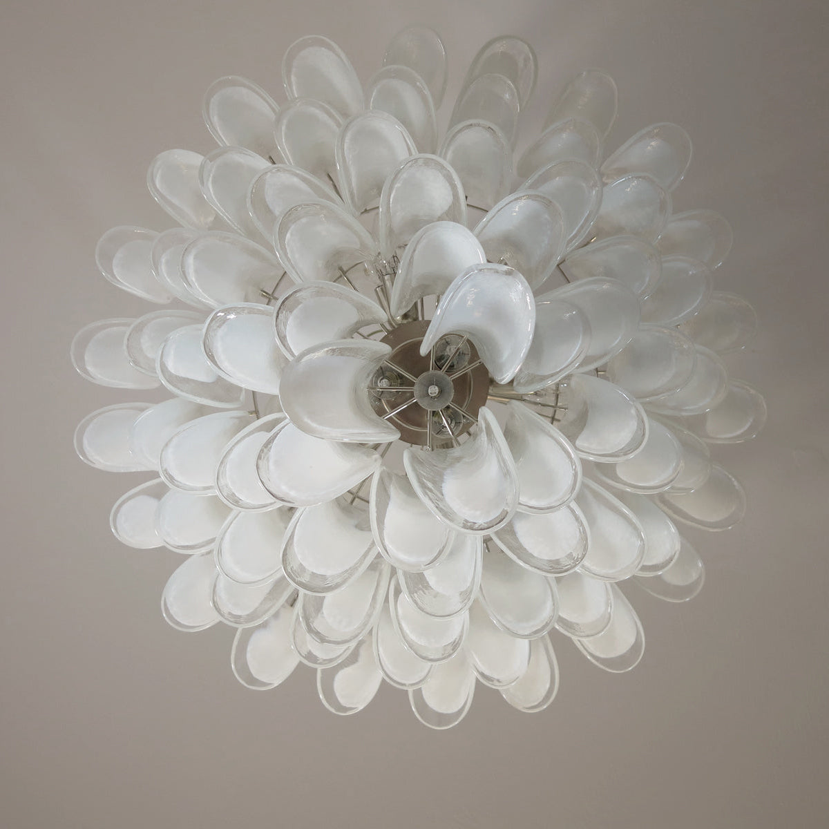 Zinc Lustre en Verre et Métal Postmoderne de Luxe en Forme de Pétale - Neutralighting