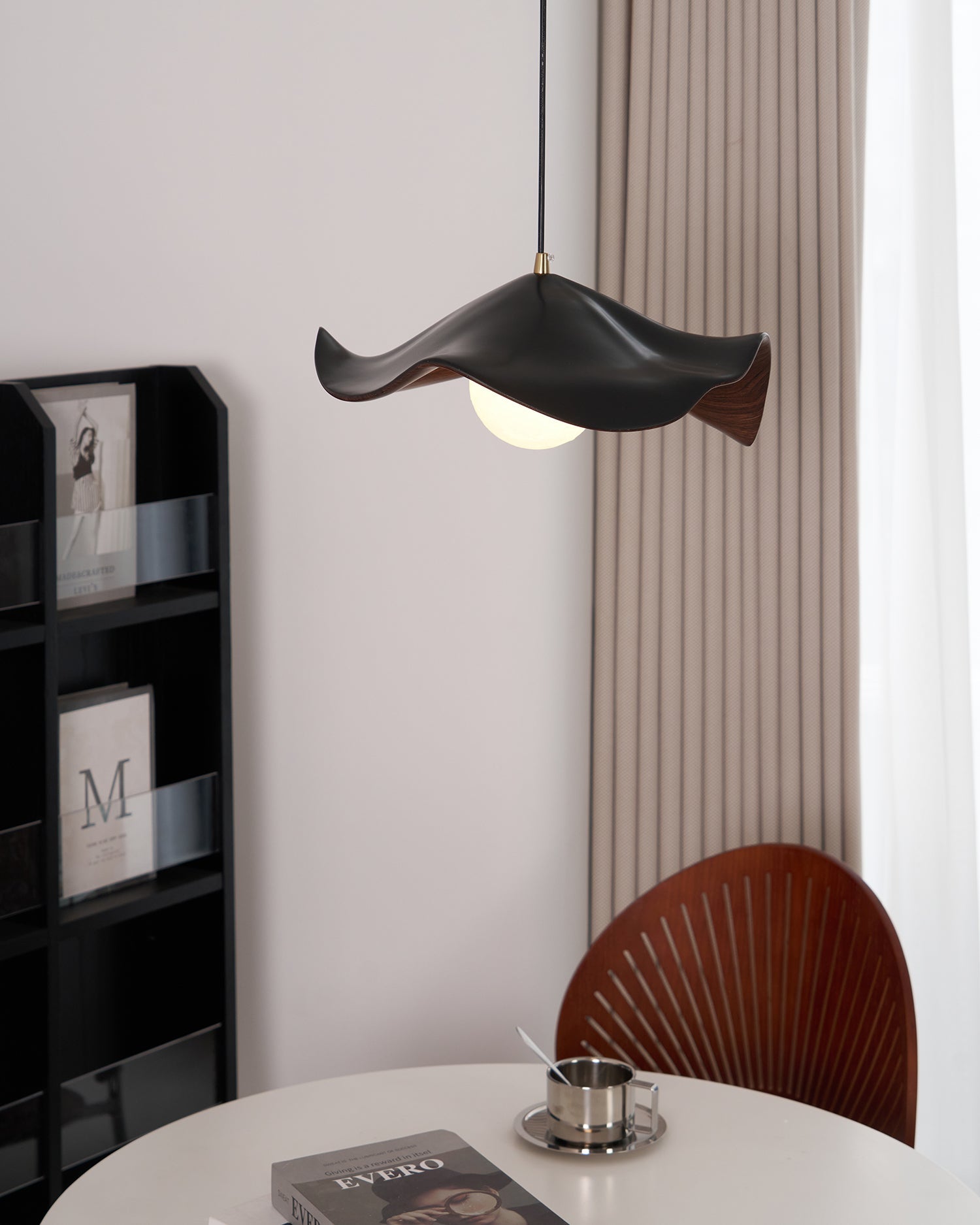 Brioce Suspension avec abat-jour en résine blanc et noyer pour salon et salle à manger - Neutralighting