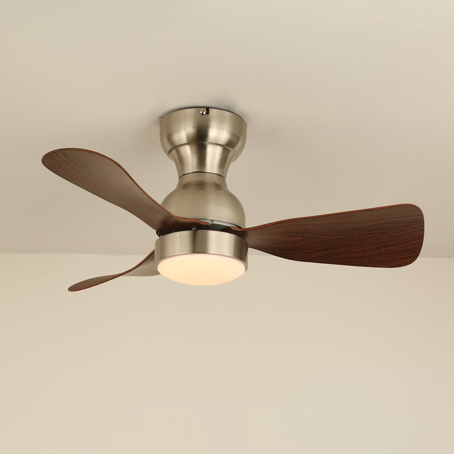 Ventilateur de plafond Aurdorus installé dans une chambre