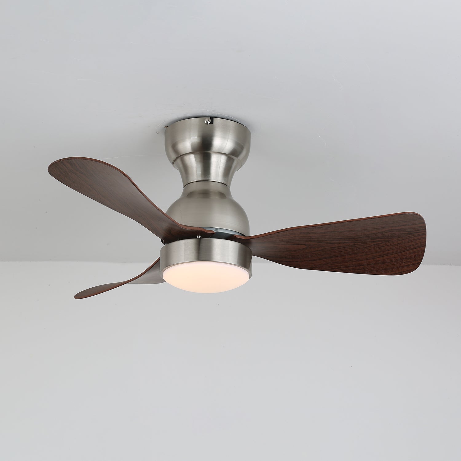 Vue détaillée de la lumière LED intégrée sur le ventilateur Aurdorus
