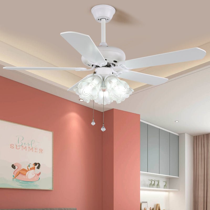 Gros plan sur l'abat-jour en verre du plafonnier ventilateur Carlo