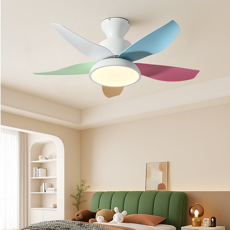 Plafonnier Ventilateur Milo Brise Colorée, montrant le corps coloré et l'abat-jour blanc
