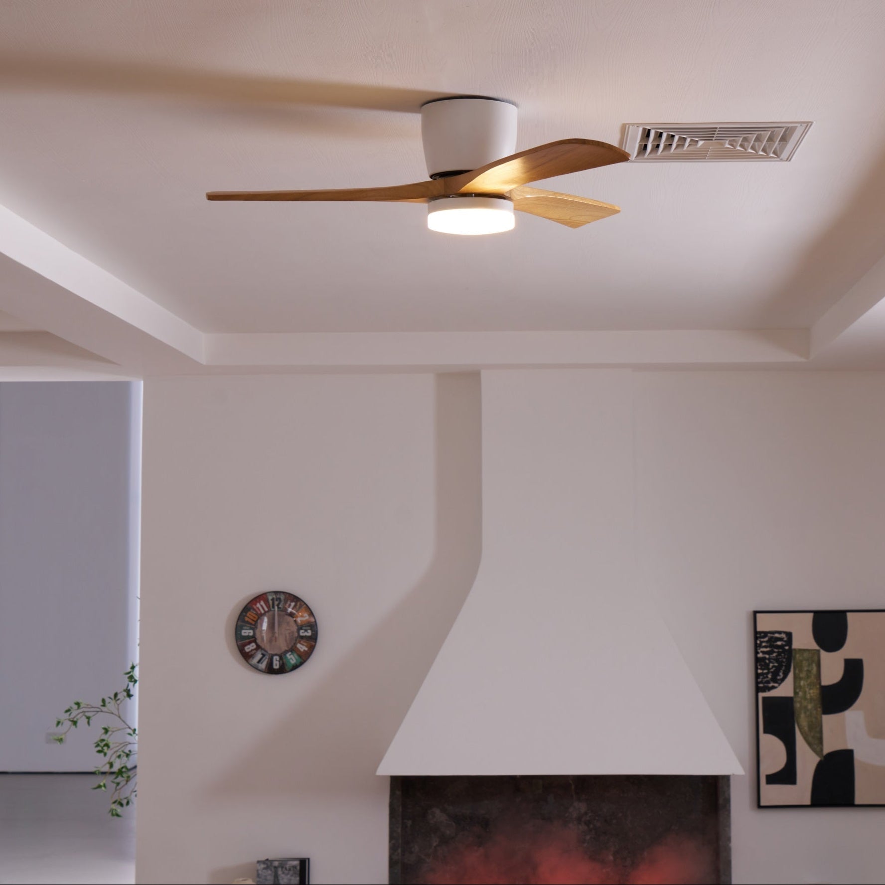 Vue plongeante du ventilateur de plafond en bois nordique Ezra avec lumière.
