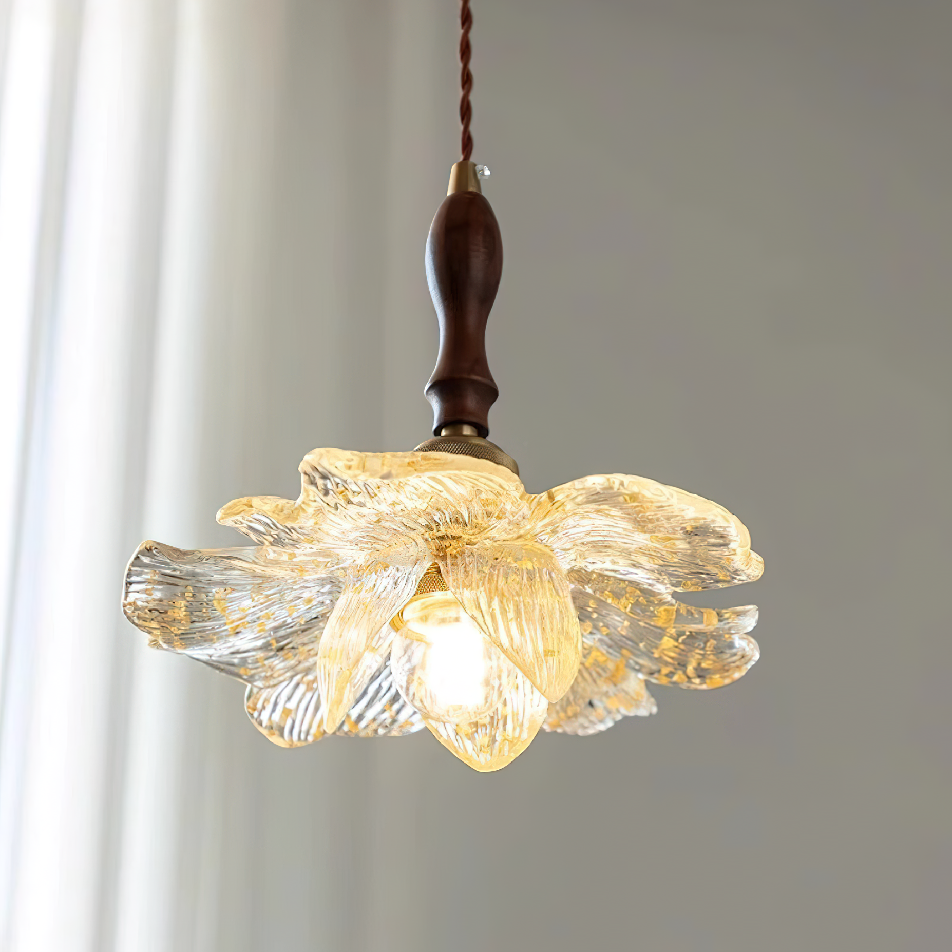 Dalie Suspension Lampe Lotus Pétales de Lotus en Résine Accents Dorés - Neutralighting