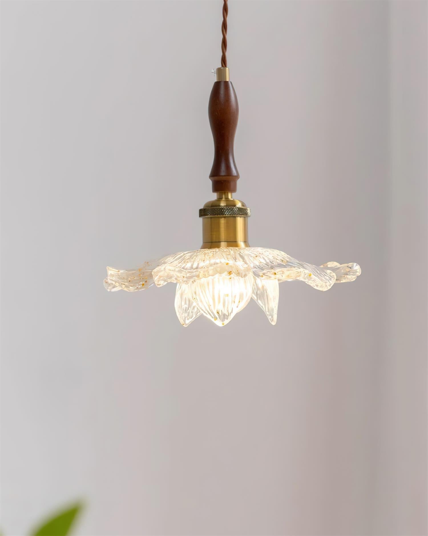 Dalie Suspension Lampe Lotus Pétales de Lotus en Résine Accents Dorés - Neutralighting