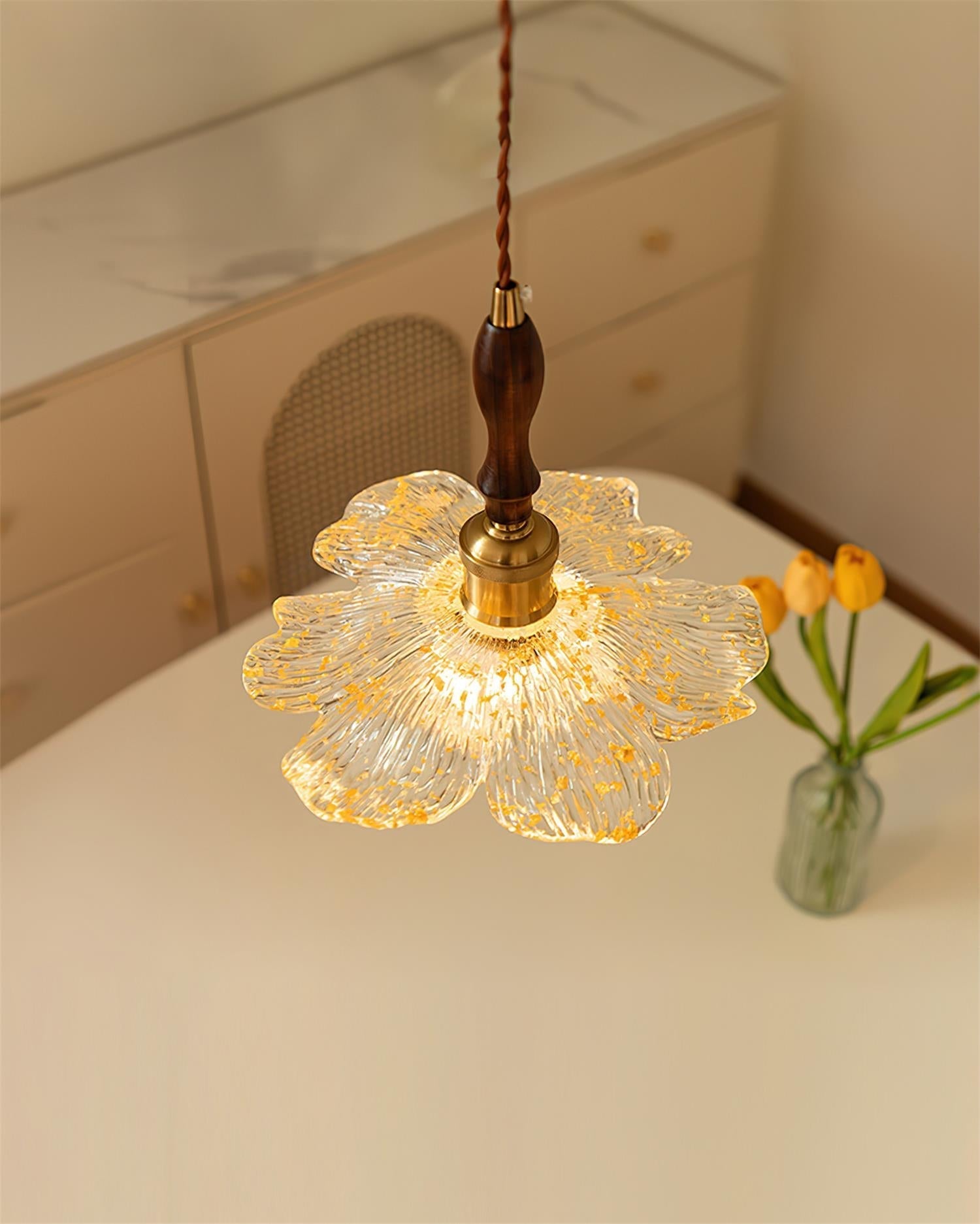 Dalie Suspension Lampe Lotus Pétales de Lotus en Résine Accents Dorés - Neutralighting