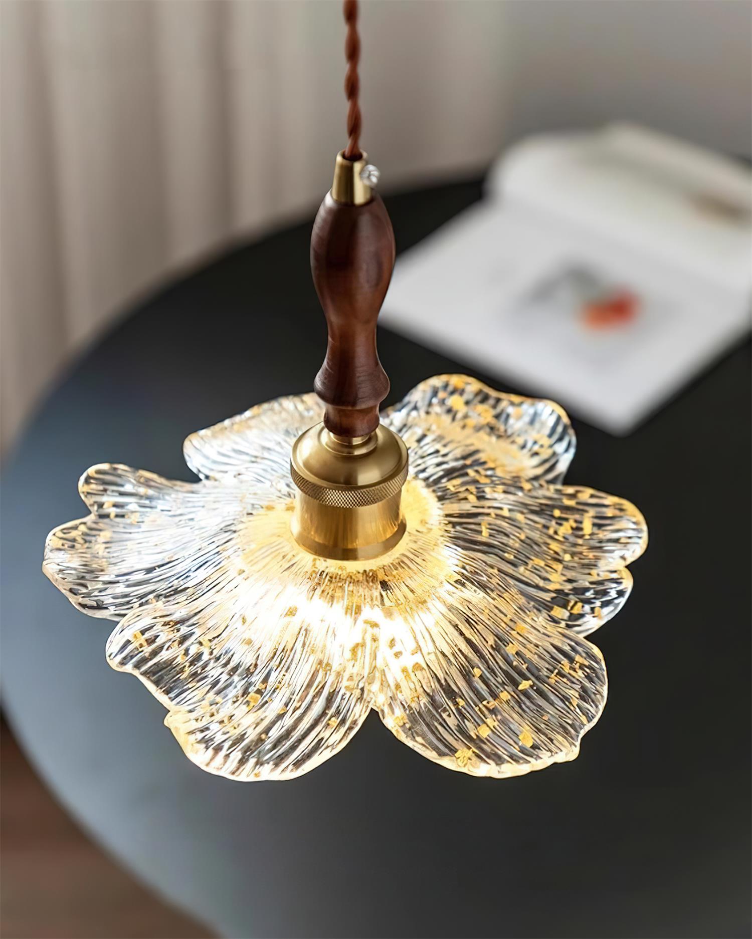 Dalie Suspension Lampe Lotus Pétales de Lotus en Résine Accents Dorés - Neutralighting