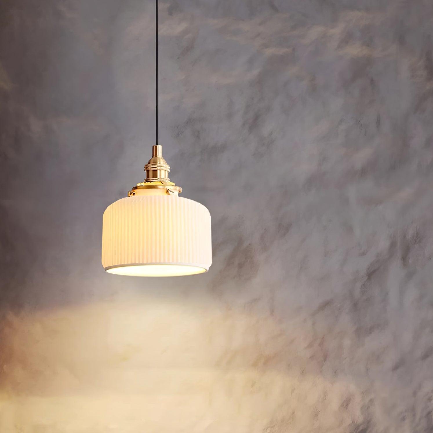 Lustra Suspension avec Abat-jour en Céramique Nervuré et Ferrures Dorées Art - Neutralighting