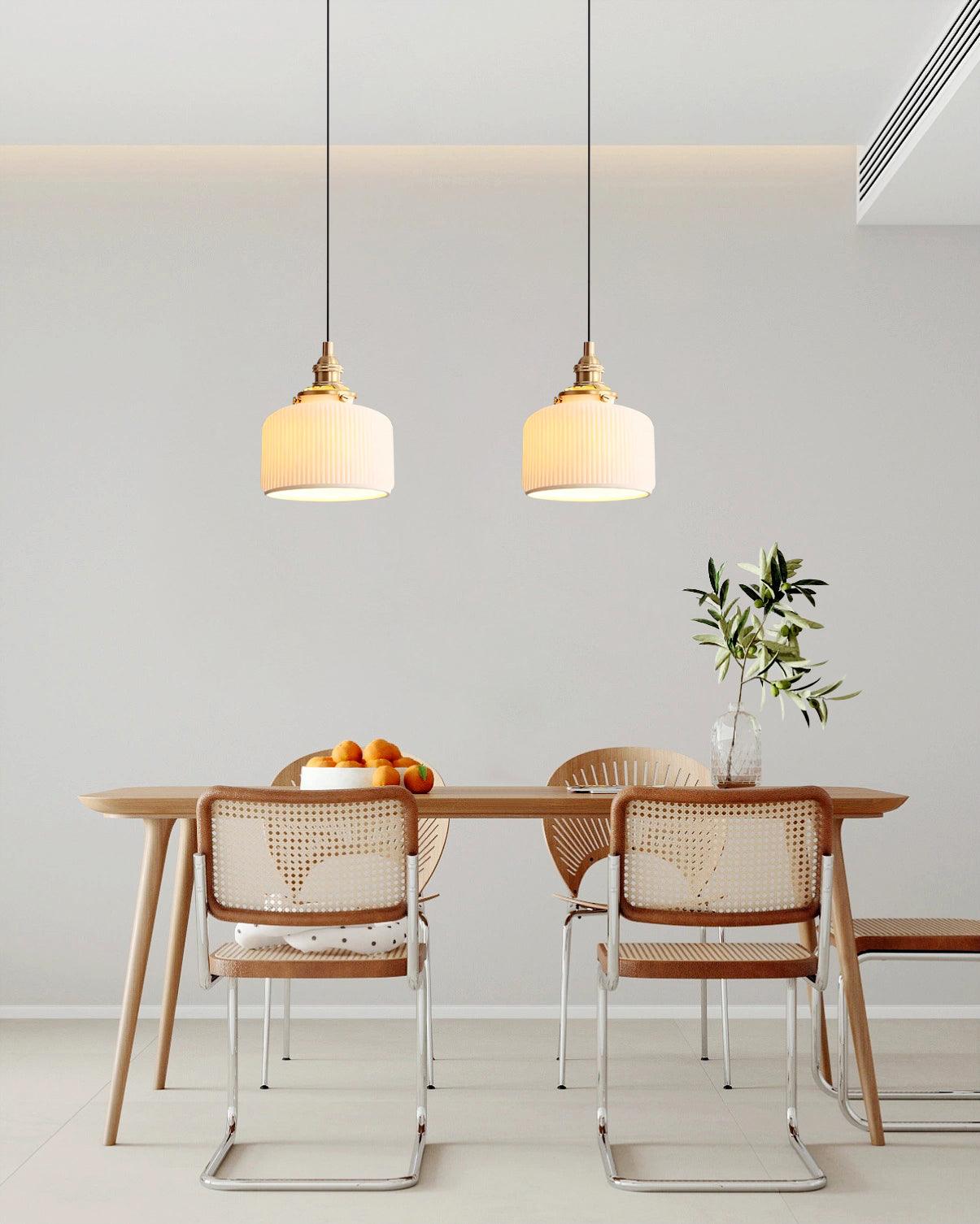 Lustra Suspension avec Abat-jour en Céramique Nervuré et Ferrures Dorées Art - Neutralighting