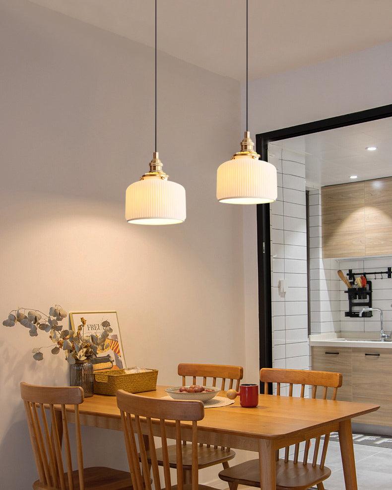Lustra Suspension avec Abat-jour en Céramique Nervuré et Ferrures Dorées Art - Neutralighting