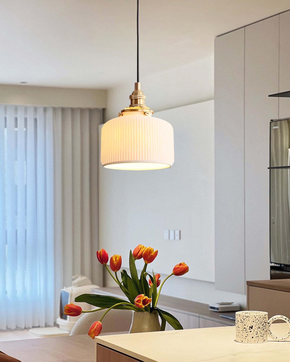 Lustra Suspension avec Abat-jour en Céramique Nervuré et Ferrures Dorées Art - Neutralighting