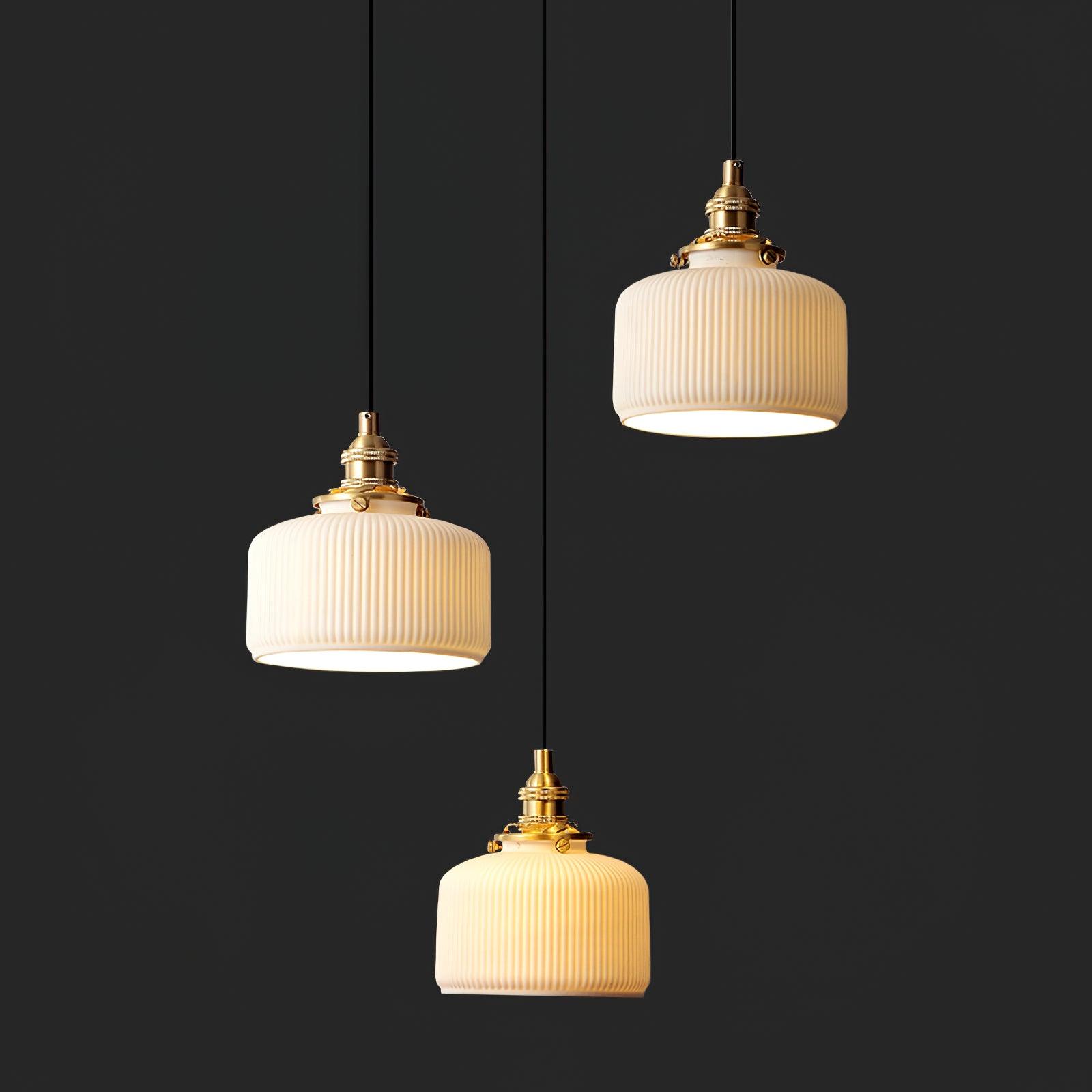 Lustra Suspension avec Abat-jour en Céramique Nervuré et Ferrures Dorées Art - Neutralighting