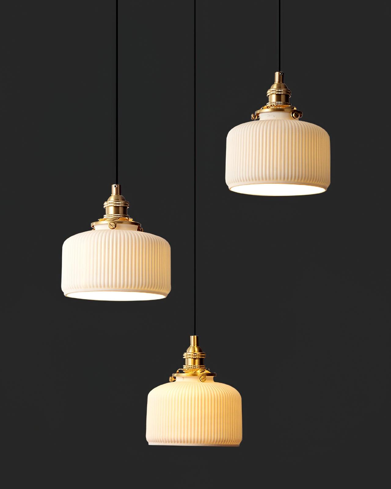 Lustra Suspension avec Abat-jour en Céramique Nervuré et Ferrures Dorées Art - Neutralighting