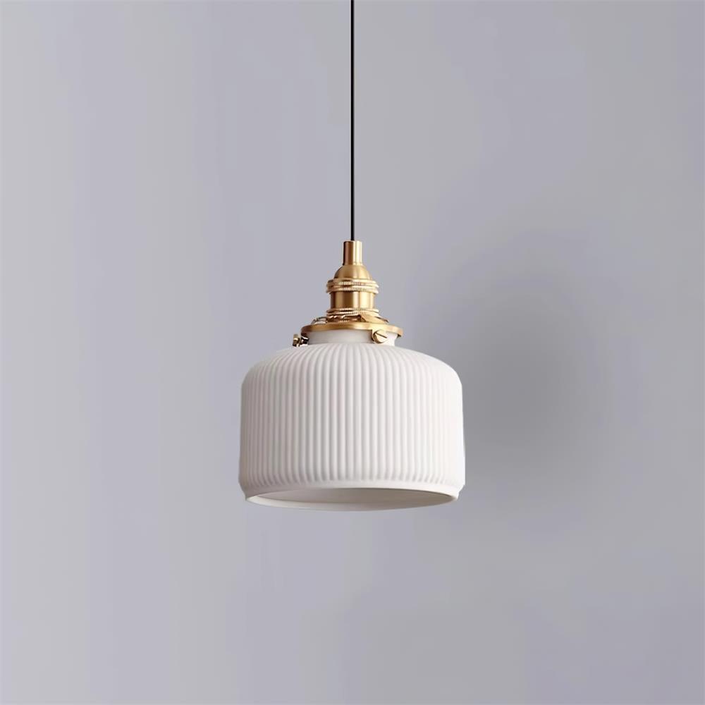 Lustra Suspension avec Abat-jour en Céramique Nervuré et Ferrures Dorées Art - Neutralighting