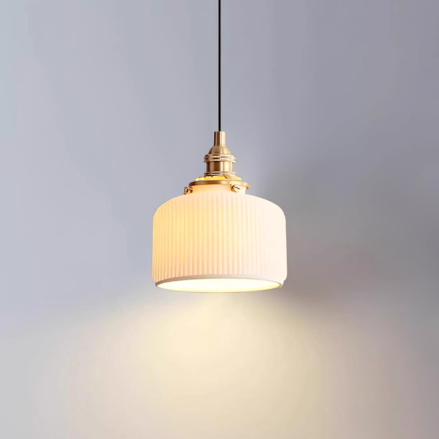 Lustra Suspension avec Abat-jour en Céramique Nervuré et Ferrures Dorées Art - Neutralighting
