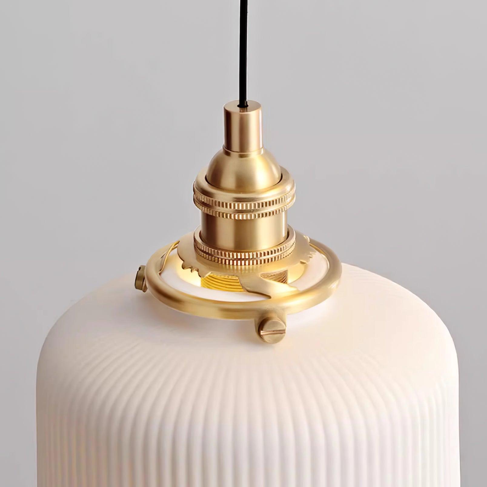 Lustra Suspension avec Abat-jour en Céramique Nervuré et Ferrures Dorées Art - Neutralighting