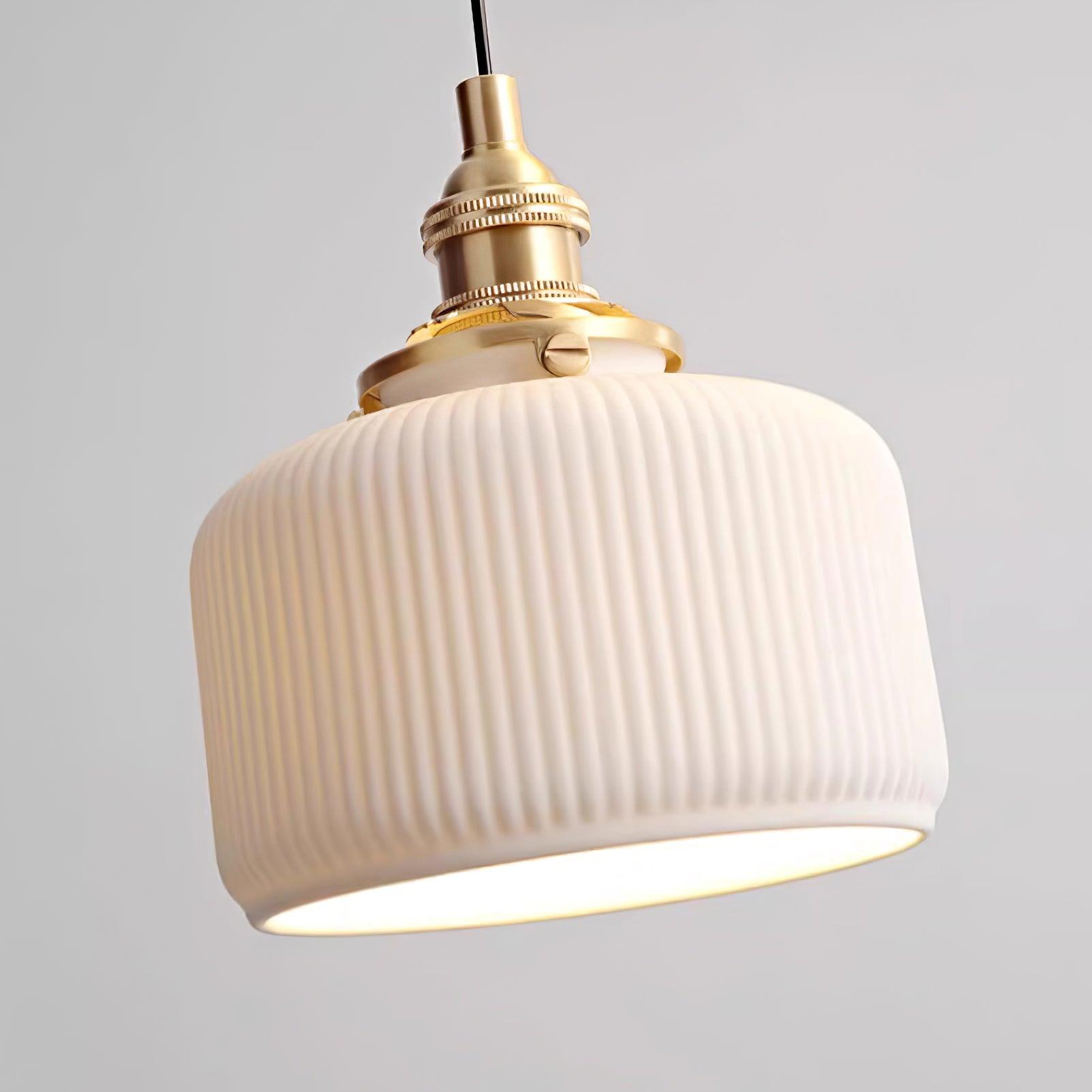 Lustra Suspension avec Abat-jour en Céramique Nervuré et Ferrures Dorées Art - Neutralighting