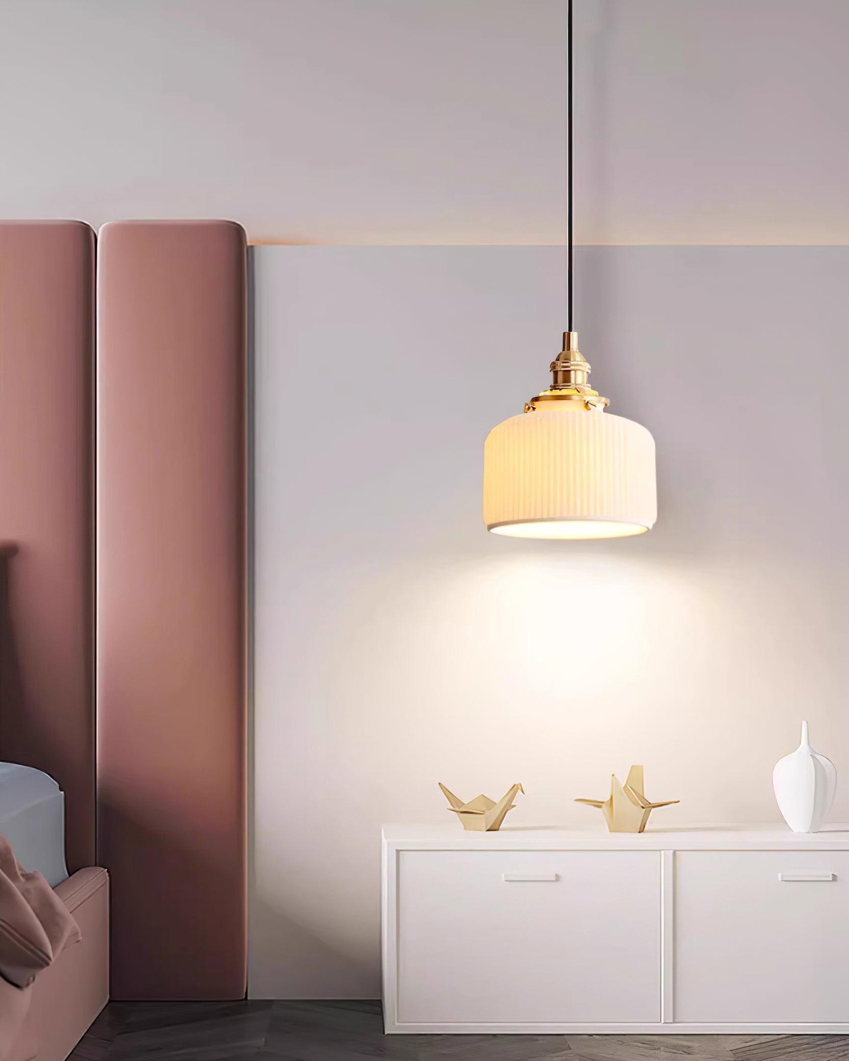 Lustra Suspension avec Abat-jour en Céramique Nervuré et Ferrures Dorées Art - Neutralighting